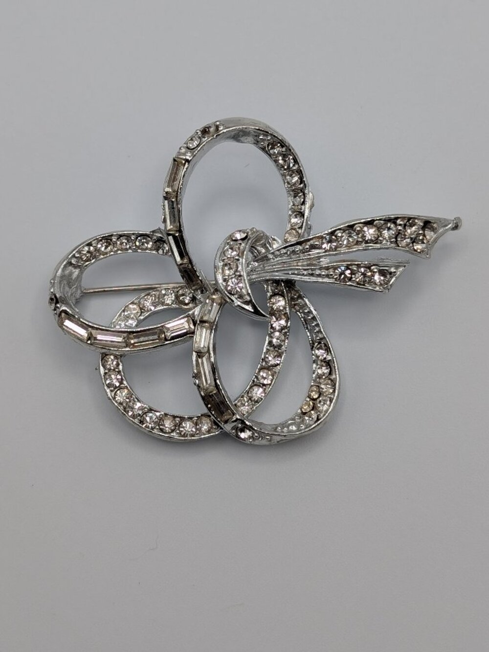 Vintage 1950s Platinum Tone Baguette Rhinestone Ribbon Bow Brooch Pin 21g